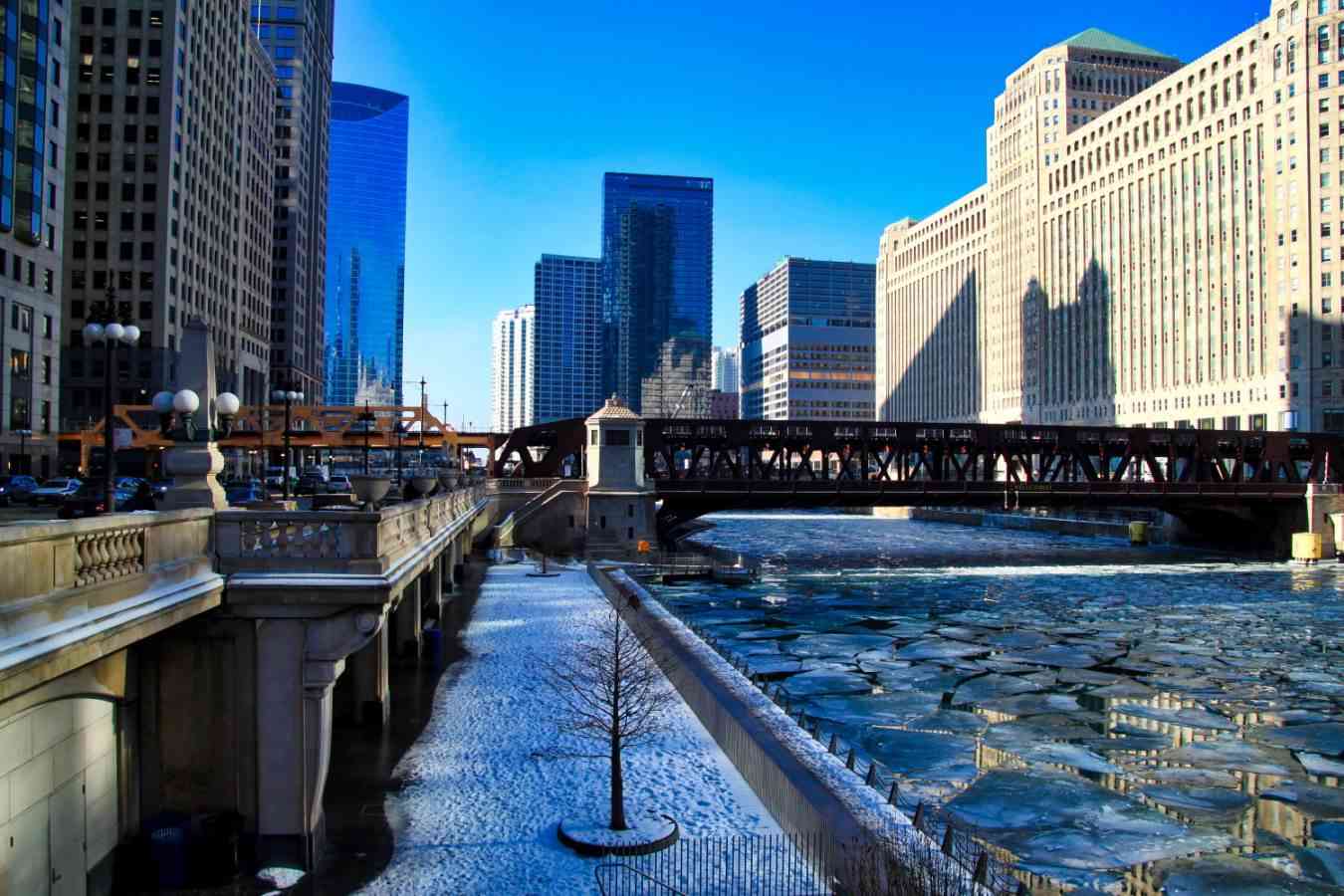 Chicago Riverwalk & History Self-Guided Walking Tour